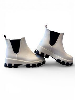 NWT White Flatform Chelsea Boots – White/Black Size 10 🤍🖤